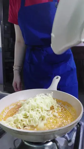 Indomie Ayam Geprek Nyemek 🥰🥰🤤🍜 #indomieayamgeprek #fyp #indomie #ramennoodles #tiktokfood  Mie Goreng Ayam Geprek Nyemek  -oil  -garlic  -red onion  -milk  -green onion -instant noodles  -mozzarella  -boiled egg Method :  -add the garlic, shallots  -add milk & green onion -add boiled instant noodles  -Add mozzarella  -boil eggs for 4 minutes (to become egg pudding)