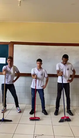 Como são prestativas 🫶🏼 #empreguetes #terceirao #terceiro #terceiroano #trendterceirao #ensinomédio #VídeosEngraçados #MemesDaEscola #TrendEscola #humorecomédia #AlunosNaEscola #Comediapura #HumorNoTikTok #Brincando #Comédia2022 