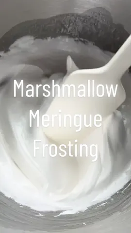 Marshmallow meringue frosting! Recipe: https://cakemehometonight.com/meringue-frosting/ #meringue #marshmallow 