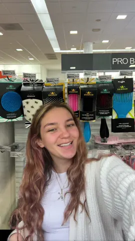 showing up to the hair section in ulta with a credit card and a dream 💳😗 #greenscreen #fyp #funny #wackadoodletime #ulta #denman #denmanbrush #hair #hairtok 