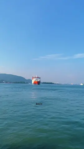 Kapal ganteng mau lewat bosss,yang lain minggir dulu.  😁⚓️🛳🛳🛳 #kmpathaya #jemlaferry #asdpindonesiaferry 