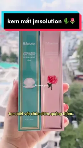 🔥Kem Dưỡng Mắt JM Mờ Thâm Giảm Bọng Mắt Solution Marine Luminous Hàn Quốc - 40ml🔥   😗PHÂN LOẠI: Sẵn tại shop em 2 màu ( Xanh / Hồng )  🌷Marine Luminous Flower Firming Roll On Eye Cream – Màu Hồng: Với thành phần chiết xuất từ hoa hồng và các loại hoa khác như Lavender, hoa anh đào, hạt chùm ngây,… có tác dụng giúp dưỡng mắt làm sáng, làm dịu vùng da kích ứng và giảm quầng thâm mắt bọng mắt. Chiết xuất hoa hồng giàu dưỡng chất nuôi dưỡng vùng da xung quanh mắt thêm rạng rỡ, giảm thiểu tình trạng thâm sạm, tối màu. Đồng thời tăng độ đàn hồi và mềm mịn hơn nữa đó. 🌵Marine Luminous Pearl Deep Moisture Roll On Eye Cream – Màu xanh ngọc:Từ 5 loại tảo biển và ngoctraii giàu axit amin giúp cung cấp đầy đủ các dưỡng chất cần thiết cho vùng da quanh mắt, có tác dụng ngăn ngừa lão hóa, chống lão hóa mắt, giúp da săn chắc đàn hồi, đồng thời còn giúp làm mờ quầng thâm, bọng mắt cho vùng da quanh mắt luôn sáng khỏe. Bên cạnh đó sản phẩm còn giúp giảm nếp nhăn mắt, khóe miệng, cánh mũi 🐚HƯỚNG DẪN SỬ DỤNG:  - Sau khi làm sạch làn da và thực hiện các bước kem dưỡng. - Xoay nắp về vị trí unlock rồi nhấn nhẹ để lấy kem. Nhẹ nhàng đưa đầu que massage chấm lên vùng da quanh mắt rồi dùng que massage nhẹ nhàng để kem thẩm thấu sâu. - Lăn đầu bút theo hình vòng tròn xung quanh mắt. - Sử dụng đều đặn ngày 2 lần sáng và tối để đạt được hiệu quả tốt nhất. #giamthamquangmat #kemmat #jmsolution #review #viral #fyp #xuhuongtiktok #Barbieshop 