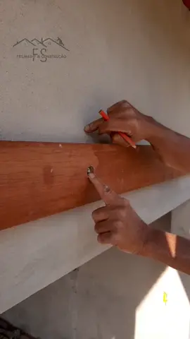 👉Carpinteiro mostra como fixar parafuso na madeira em um vão sem coluna #carpintaria #construção #viral 