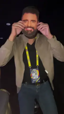 Do you think @Rylan disguse will work! #eurovision2023 