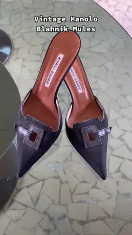Vintage Manolo Blahnik Mules#manoloblahnik #manolos #manolo #carriebradshaw #carriebradshawfashion #kittenheels #vintageheels #sourcing #matildadjerf 