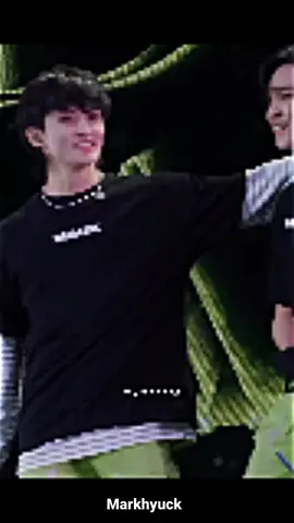 lucu bgt di pikir ecil mau bikin love sign nya pake tangan ternyata bukan, mana tuh tangan udah ke angkat😂#markhyuck #fyp 