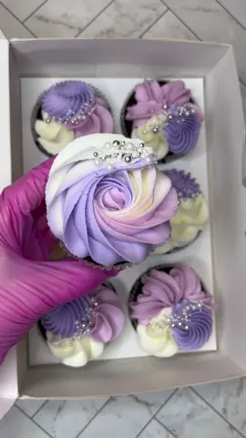There are multiple ways to make colorful swirls, but this is how i do it! 💜 piping tip: wilton 1G✨🫶🏻 #cake #cupcakes #cakereel #cakereels #food #Foodie #viral #cakemaking #cupcakedecorating #cupcaketiktok #baketok #caketok #cakemaker #homemade #reelsviral #satisfying #satisfyingvideo #pipingvideo #foodoftheday #fyp #cakelover #howto #tutorial #LearnOnTikTok 