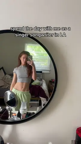 busy day 🐝 🫶🏼 do yall want more of these? love you #dayinmylife #dayinthelife #Vlog #singersongwriter #la #spendthedaywithme #indieartist 