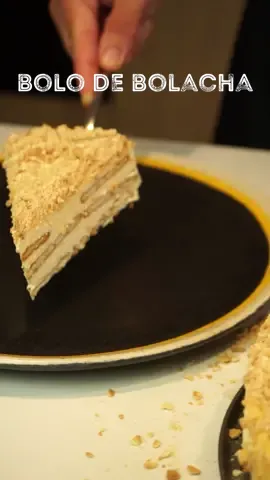 BOLO DE BOLACHA  - Vamos adoçar este fim de semana?  Hoje é bolo de bolacha. 🍪🤤Uma receita bem tradicional e que me leva até à infância 🧡 Quais são as receitas que também vos trazem boas memórias? 🥰  O que vão precisar👇🏼 400g de manteiga 🧈  350g de açúcar  4 ovos Aroma de baunilha  2 pacotes de bolacha Maria  200ml de café  Para o creme de ovo 100g de açúcar  80ml de água  4 gemas #boracookingsystems #qchef #ochefeemtuacasa #bolodebolacha 