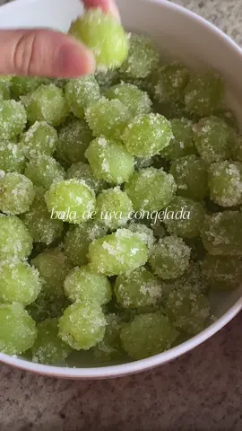 🍇 Bala de uva congelada é um doce rápido e perfeito que você pode guardar no seu congelador.  Ingredientes: 2-3 xícaras de uva 1 suco de limão ou laranja  1/4 xícara de açúcar ou adoçante  1 colher de colher de ácido cítrico (opcional) Modo de Preparo: 1. Separe as uvas do cacho e lave-as;  2. Despeje o suco de limão para revestir e depois adicione o seu açúcar e ácido cítrico. Misture bem para revestir;  3. Transfira para o freezer e congele por 3 horas ou durante a noite. Aproveitem! 🌿 Caso prefira a textura suculenta das uvas frescas pode comer sem levá-las ao congelador, MAS é delicioso de qualquer forma!  #vegan #plantbased #EasyRecipe #recipeidea #grapes #grape #snack #asmrfood #uva #doce #candy #receitasaudável #ReceitasComFrutas #ReceitasVegan 