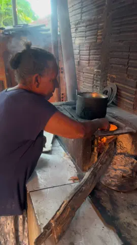Maria de Chico, uma mulher de alma simples e cheia de sabedoria, mantém viva a tradição de preparar sua comida no fogão a lenha. Com maestria, ela coloca a lenha no fogo e cuida do calor com precisão, criando uma atmosfera única e acolhedora em sua cozinha. Enquanto os alimentos cozinham lentamente sobre as chamas, os aromas se espalham pelo ar, despertando memórias e despertando os sentidos. Cada refeição preparada no fogão a lenha carrega consigo uma dose extra de amor e cuidado, uma conexão com as raízes e uma valorização dos sabores autênticos. Maria de Chico nos lembra da importância de preservar as tradições e valorizar as formas mais simples e naturais de cozinhar. Ela nos ensina que é possível saborear a vida de maneira consciente, respeitando a natureza e aproveitando cada momento ao redor do fogão a lenha.#fogaoalenha #comidacaipira #roça 