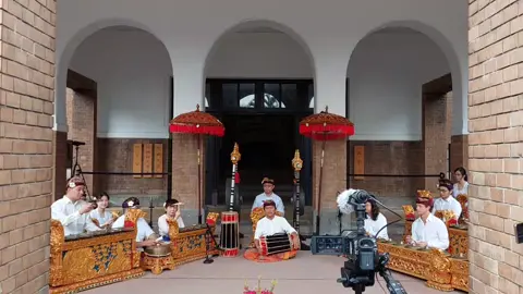 #tabuhbapangselisir #tarilegong dengan penari Ni Nyoman Somawati, Mahealani Putu Hood, Maile Prabayoni Kadek Hood dengan suara merdu #gamelan #balidance #台大永恆之歌 #甘美郎樂團樂舞表演 #nationaltaiwanuniversity #ntu #gamelangitalestarimusicanddance 12 05 2023