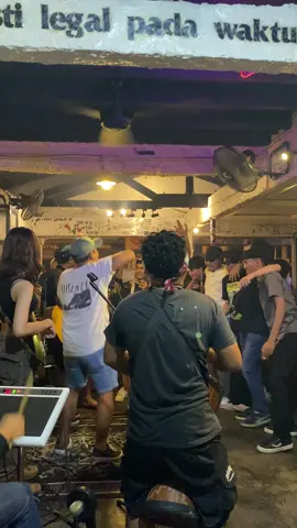 Di sayidan, di jalanan angkat sekali lagi gelasmu kawan. #jogja24jam #tilldropbar #prawirotaman #jogjahits #wisatajogja #explorejogja 