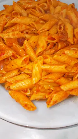 مكرونه بالصلصه بس فيه كام تركايه مخلين طعمها خرافى 🔥 و هتنسوا اى وصفه و هتدمنوا الوصفه دى red sauce macaroni  المقادير 🍽 : نصف كيلو مكرونه  بصله متوسطه الحجم مبشورة ملعقه ثوم مفروم ١ فلفل حار ( اختيارى ) كوب صلصه طماطم طازجة ملعقه كبيرة صلصه طماطم مُعلبه ملعقه كبيرة سويت تشيلى صوص ٢ ملعقه كبيرة زيتون  تلت كوب ماء من سلق المكرونه  ملح نصف ملعقه ( فلفل اسود - بابريكا - زعتر - ريحان )  نضع ملعقه ملح فى ماء المكرونه عند السلق و نقلب كل شويه المكرونه عشان متلزقش فى بعض او فى الحله 🥰 و نطلع المكرونه ٣/٤ نضج بس عشان تكمل النضج فى الصوص الخطيررر دا ...  Ingredients 🍽:  Half a kilo of pasta  Onion medium size grated  A spoonful of minced garlic  1 hot pepper (optional)  A cup of fresh tomato sauce  A tablespoon of canned tomato sauce  A tablespoon of sweet chili sauce  2 tablespoons of olive  I followed a cup of water from boiling pasta  salt  Half spoon (black pepper - paprika - thyme - basil) #macaroni #Foodie #foodstagram #FoodLover #redsaucemacaroni #foodphotography #foodphotographer #follow #followforfollowback #followｍe #foryou #foryoupage #fy #fyp #cook #cookingstagram #cooking #cookingram #cookingtime #Recipe  #reels #foodtiktok #cookingathometiktoktv #cokking    #وصفات_سهله #وصفات_سريعة #وصفاتى #مكرونه   #اكلات #اكلات_لذيذه  #طبخ