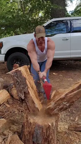 time to split some wood 🪵  #woodsplitting #woodcutting #chainsawman #chainsaw #outdoorsman #tinyhome #camping #musclebuilding #outdoorfitness #work #sweat #bluejeans 