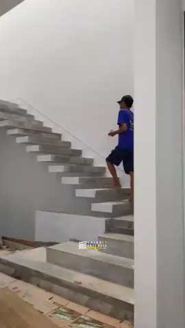 Tangga Melayang #arsitekindonesia #tangga #desaintangga #tanggarumah #tanggakayu #kayujati #papanjati #dekorasirumah #inspirasirumahminimalis #woodworking #architecture #floatingstairs 