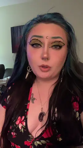 #alternativegirl #gothgirl #bluehair #fyp #midsize #plussize #makeup #mua #beauty #colorfulhair #egirl #chubbyqueen #emo #emogirl #mom #MomsofTikTok #altmom #gothmom #lipsync #elderemo #lipsyncaudios 