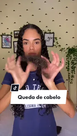 É normal que se desprendam diariamente do couro cabeludo cerca de 100 a 150 fios. Essa queda pode ser percebida após lavar ou pentear os cabelos. Isso ocorre, geralmente, porque esses fios já estavam prontos para se soltar. #cacheada #cabelocacheado 