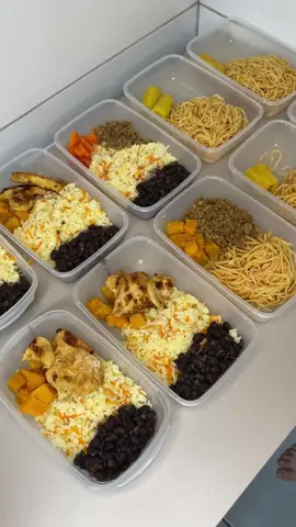 Faço marmitas a mais de um ano, ela me ajudam muito, pois com a rotina que tenho, não consigo cozinhar todos os dias. Nesse video faço 10 marmitas, 5 para o meu marido e 5 para mim. Apenas para o almoço. #comida #marmitasdasemana #marmita #marmitas 