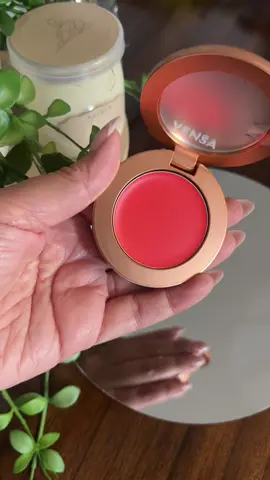 Here she is in action 😍 Yensa Super Serum Silk Cream Blush in Vibrant Coral  #giftedbyyensa #superfoodglow #creamblush #glowymakeup 