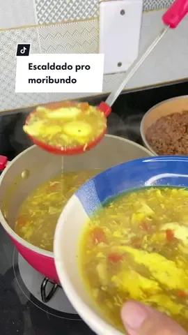 Escaldado é como chamamos aqui, esse eu fiz de carne moída que era o que tinha mas o tradicional é com frango desfiado e mais temperos aqui na minha terra… Agora, vcs acham que eu amo ou 0dei0 esse marido?! Nem eu sei dizer… 😅😅😅🙃🙃🙃 #receita #receitas #culinaria 