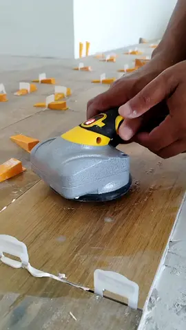 Já conhece essa ferramenta? Máquina para assentar piso. Além de possuir ventosa, para segurar a peça. Conta com motor vibrante, fazendo com que o piso tenha total contato com a argamassa uniformemente, portanto evita desplacamento, rachaduras ou quebra dos pisos uma vez que não estão ocos. #porcelanato #porcelanatos #revestimento #revestimentos #piso #pisos #ceramica #cerámica #cerâmica #porcelanatosespeciais #azulejista #azulejistas #azulejistaprofissional #pisoporcelanato #pisosceramicos #precisosolucaointegrada 