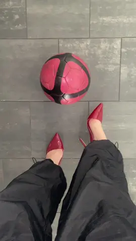 Its time for you guys to show me that you can do this challenge too! Tag me and use the: #raniachallenge👠⚽️ It doesn’t have to be perfect, the fact that you are trying is already a lot🤍#ballcontrol #trending #explore #onbeat #football #footballskills #soccergirl #Soccer #femalefootball #heelschallenge #fyp #pourtoi #fürdich #viral 