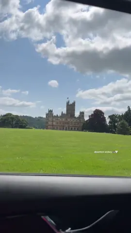 your sign to sneak into downtown abbey #downtonabbey #london #england #uk (my childhood self is screaming rn I used to watch this show everyday)🤩
