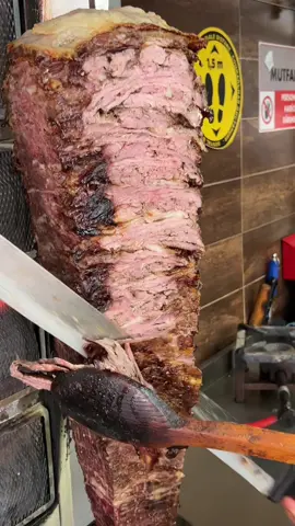 Doner Kebab, Side, Turska Posle dva dana u Turskoj i konačno da doner kebab dođe na red. Ovo je u mestu Side pored Alanje, lokal je Corner Kebab, na glavnoj pešačkoj ulici. Nije najbolji koje sam jeo ali jako dobar, u narednim danima očekujem ih još plus ostale delikatese 😊#tiktoksrbija #paqito #foodguide #kebab #donerkebab #doner #turkiye 