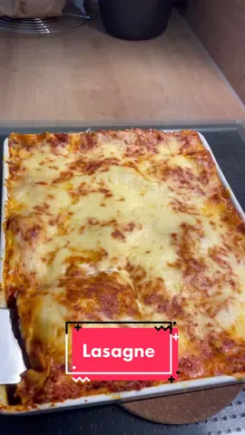 Lasagne 🥰 Rezept Bolognese: -650g Hackfleisch -2 Zwiebeln -2 Knoblauchzehen -3 EL Tomatenmark -2 Dosen stückige Tomaten -500g passierte Tomaten  -optional ein Schuss Rotwein  -Salz/Pfeffer/Oregano Zutaten weiße Soße: -70g Butter -70g Mehl -700 ml Milch  -salz/Pfeffer/geriebener Muskatnuss  Außerdem Käse zum Überbacken Bei 180Grad O/U für ca 30-40 min backen lassen😋  #fyp #goodfood #lasagne #foodislove #foodislovebymarli #yummy #rezeptideen #herzhaft 
