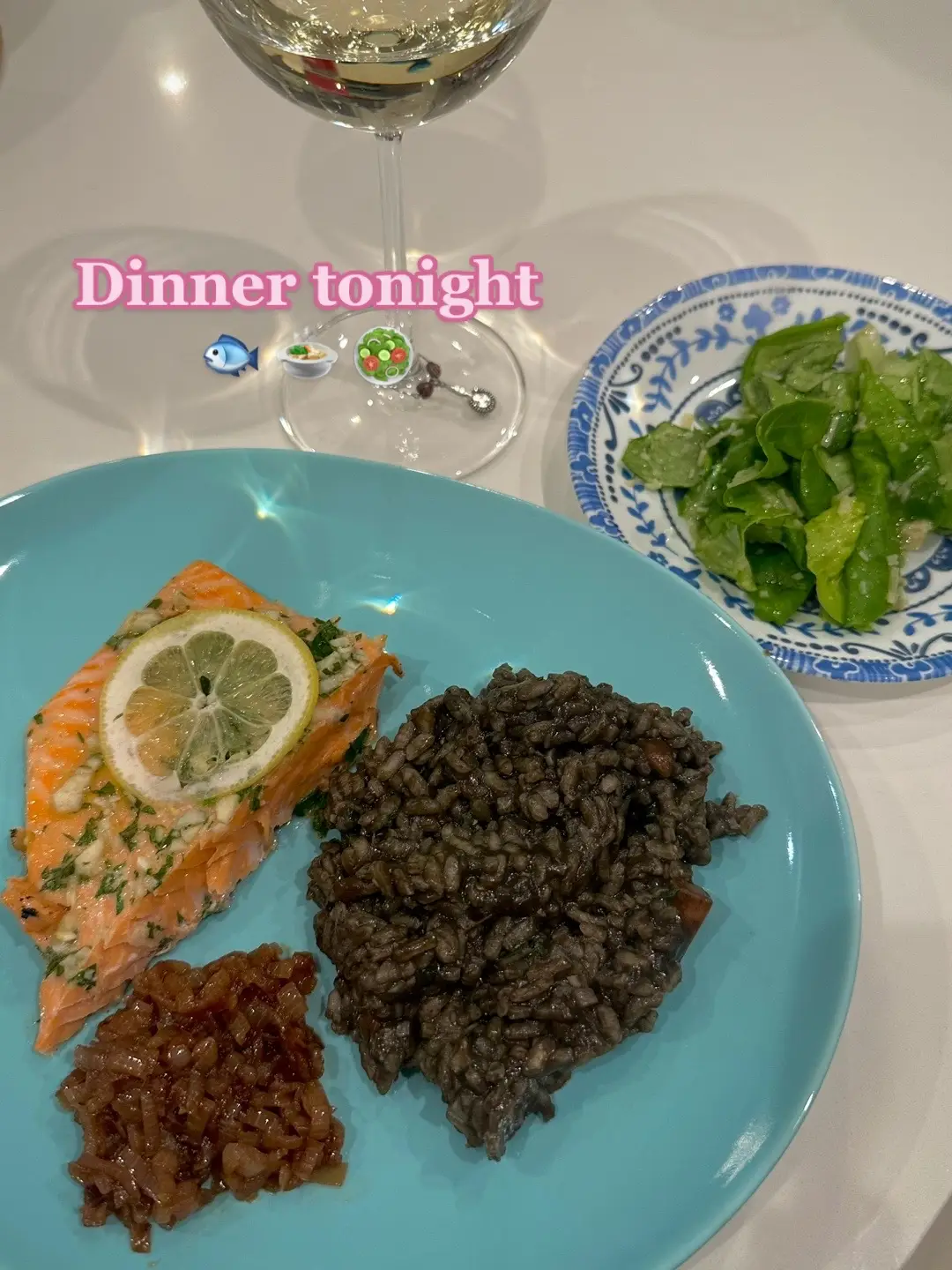 Salmon with squid ink risotto and caramelized shallots 🤤 #dinner #DinnerIdeas #dinnerwithme #cooking #cookwithme #risotto #salmon #salmonrecipe #squidink #Recipe #dinnerrecipe #dinnerinspo 