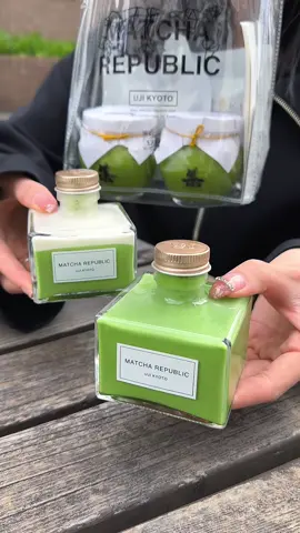 京都にあるおすすめの抹茶屋さん🍵インクボトルに入ったドリンクとティラミスにティップして食べるフィナンシェがおすすめ！ 持ち帰りの時は透明なショッパーに入れてもらえるのも嬉しい🛍 📍京都「抹茶共和国」 #京都グルメ #京都カフェ #抹茶 #kyoto #matcha #japanesefood 