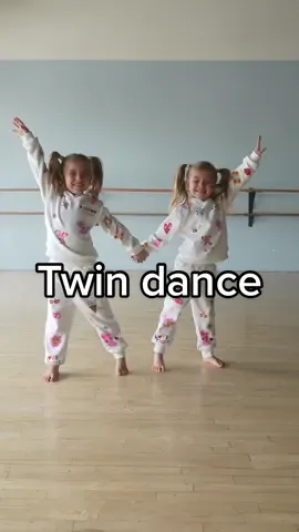 Twin duo dance! #identicaltwins #twins #twindance #viral #trend #fyp 