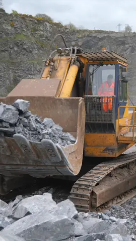 Broyt D1000T loading an Aveling Barford truck 6 years ago. This machine is now sitting in a scrapyard and that’s the best case scenario. It may have been cut up by now.  #broyt #dumptruck #avelingbarford #trucks #quarry #excavator #engineering #dozer #bulldozer #construction #heavyequipment #ExcavatorOperator #awesomeearthmovers #constructionsite #operator #workinghard 