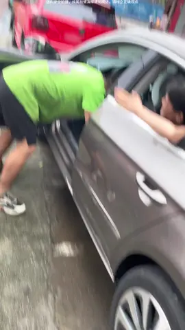 美女爆胎来店里，唐师傅被整无语了。#唐老噔 #看一遍笑一遍 #修车 