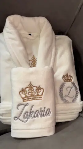 Peignoir + serviette Personnalisations devant et dos 100% coton velour et 100% absorbant #cadeaupersonnalisé #smallbussiness #peignoirpersonnalisé #peignoir #peignoircouple #gift #cadeau #cadeaumariagepersonnalisé 