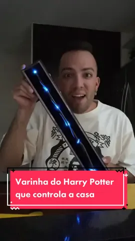 kakakakakak inutilidade útil do dia 😂🪄 Agora só quero ficar controlando minha casa com essa varinha!! CHORA NÃO HARRY POTTEEEER! Esse é pros fãs viu! Teriam???