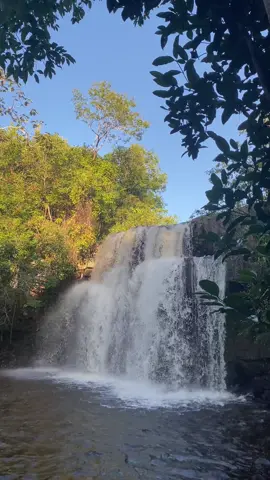 Cachoeira do xixá, localizada na cidade de Batalha-PI , Distante quase 9km do centro de Batalha e especificamente localizada no povoado Xixá, a cachoeira, que tem o mesmo nome do local, é formada por paredões de pedras com cerca de 10 metros de altura que formam quedas d’água e dão origem a uma estonteante piscina natural. Para apreciar toda essa paisagem, além de percorrer o fácil acesso de 3km de estrada de terra, é necessário caminhar por uma trilha de apenas 300 metros. E vale muito a pena!  #xixa #cachoeiradoxixa #cachoeira #belezasnaturais #maio #pontoturistico #aguas #trilhas #cachoeiras #naturezaperfeita #piauiense 