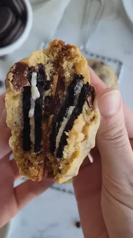 Oreo Stuffed Chocolate Chip Cookies #baking #cookies #oreo #oreostuffedcookies #chocolatechipcookies 
