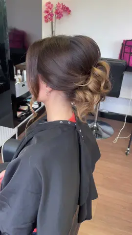 Hair up inso ready for races/wedding season #balayageexpert #berkshirehairstudio #Hairstylists #HairDresser #beuatyworks #colourcorrecrion #hairtiktok #brunettegirl #wellahair #bracknell #bracknellhair #weddingberkshire #berkshirewedding #ascothair #curlthairstyles 