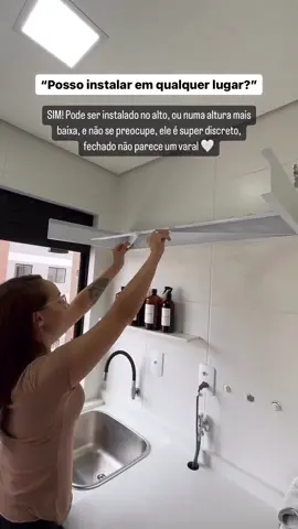 Varal Mágico #repost @apedathy : Separei as perguntinhas que vocês sempre fazem sobre o VARAL MÁGICO 🤍 Sobre a instalação, pode ser na cozinha, lavanderia, sacada, onde achar melhor, EU preferi na lavanderia, tenho auxílio de uma escadinha, mas não vejo problema nisso, a prateleira também é estreita e não atrapalha🤍 Ele suporta 2,5 kg por vareta! Então pode estender as roupas sem medo 🥰 Ele tem 6 varetas, é bem espaçoso, cabe bastante roupas, a medida dele é de 1,04 metros 🤍  ⠀ #varalmagico #varal #varalderoupas #apartamento #varalmágico #varalpersonalizado #varalpequenosespaços #varalpequeno #lavanderia #lavanderiapequena #lavanderiaplanejada #lavanderiaape