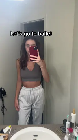 Let’s go to ballet 🤩 #ballet #ballettok #ballerina #dance #pointeshoes #diml #routine #bloom #bloompartner 💚