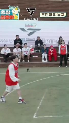 cape bgt sama hoshi😭 ngapain lu tadi minta bola abis itu dikasih lg ke seungkwan🤣 #hoshi #seungkwan #seventeen #fyp 