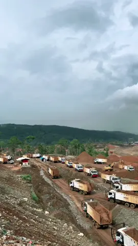 Kau jadi checker mi😂 #pthillconjayashakti #sitewedabaynickel #jalurhauling #haulingore #tos #nickelproject #tambangnikelmorowali #izusu #dumptruck 