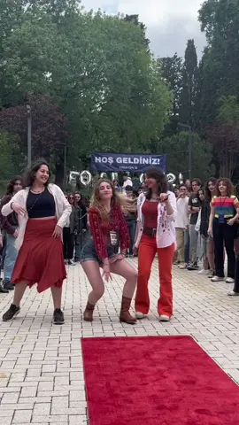 Beklenen 70s temalı red carpet yürüyüşlerimiz!! #redcarpet #fashionshow #focuson #girişimcilik #iafl #70s #abba #dancingqueen #catwalk 