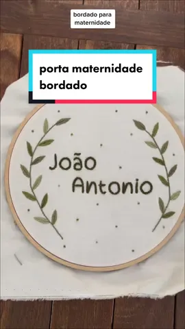 todos os passos e pontos que usei para bordar esse porta maternidade para uma amiga querida 🫶🏻 todo em tons de verde, adorei que ficou sem muita informação mas super fofo e delicado 🌿 me conta se querem ver a finalização do bastidor ou aprender algum ponto com mais detalhes #bordado #portamaternidade #bastidorbordado #embroidery 