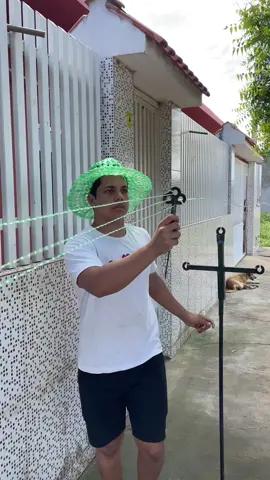 Como fazer varal usando garrafas plásticas ♻️ #reciclagem #meioambiente #gariecologico #DIY #viral 