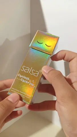 Serum alis dan bulu mata yang berani kasih garansi uang kembali kalau gaada perubahan ini dari Salsa cosmetics 👀 Salsa Eyelash & Eyebrow serum ini benefitnya untuk menambah volume, menutrisi hingga ke akar, memperpanjang, dan memperkuat bulu mata dan alis. Karena water based, jadi ringan ketika di aplikasikan dibantu juga sama aplikator kombinasi spoolie dan juga doe-foot. selama rutin pakai serum ini, bulu mata aku jadi lebih panjang, perlahan bervolume, dan jadi jarang rontok.  Ingredientsnya ada :  — Biotinoyl tripeptide-1 — Panthenol — Ginseng Root Extract Kalau untuk alis tampilan alis aku jadi lebih sehat dari sebelumnya, karena sebelumnya aku ga pernah pake produk apapun. Untuk warna serumnya berubah jadi keruh setelah beberapa kali pakai, dan ternyata itu gapapa. Pas kena kulit juga aman ga bikin perih. Pastikan alis dan bulu mata serta alis dalam keadaan kering dan juga bersih, rutinkan pakai di malam dan pagi hari untuk hasil yang maksimal. Buat dilayer maskara atau eyebrow products bisa juga. Harganya bikin kaget sih 20 ribuan / 5ml. Tertarik buat cobain ga nih ? 👀😆🤗✨ #salsacosmetic #eyelashserum #salsaeyelashserum 