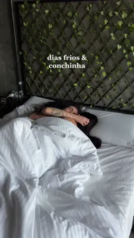 só mais 5 minutinhos? 🥺🤏 (quando ela continua dormindo fica dificil resistir.. queria poder ficar assim o dia todo! 💫💖)  | #sapatour🏳️‍🌈 #casal #namoradas #lesbicastiktok🌈 #luasmin #couple #sleep #winter 