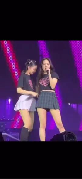 JENDUKIE KAMU APAIN JISOOYAA😭😭😭 GEMES BGT JIH OENNIE LINE BEDUAAA🤏 #blackpinkconcert #bornpinkworldtour #blackpink #jenniekim링크 #kimjisoo리쟈 #konserblackpink #blackpinkofficial #jensoo #blackpinkinmacau 